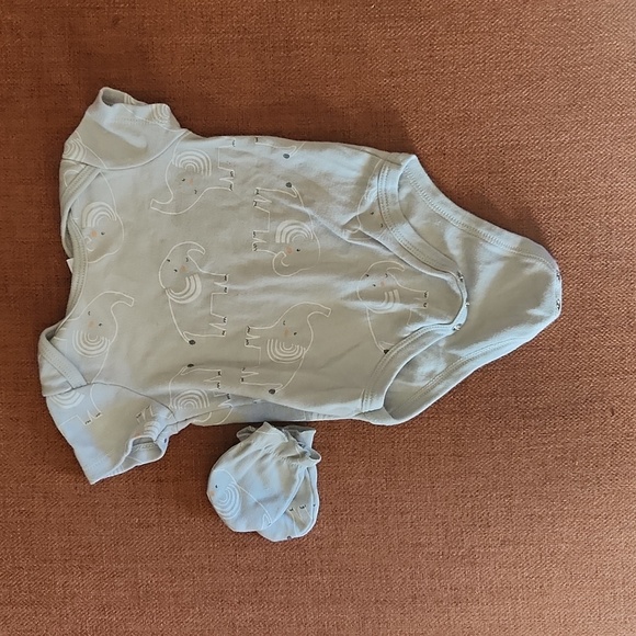 Short sleeve onesie with matching mittens - Picture 2 of 3